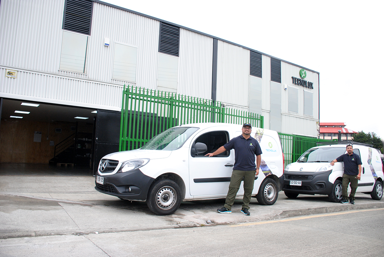 Furgones de despacho de Tecnolux Industrial en la casa matriz de Puerto Montt