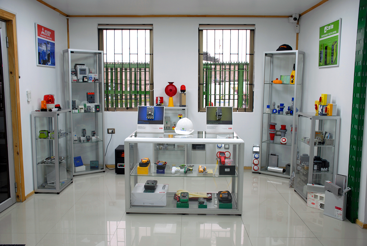 Sala de exhibición de Tecnolux Industrial con tableros, protecciones e iluminación industrial