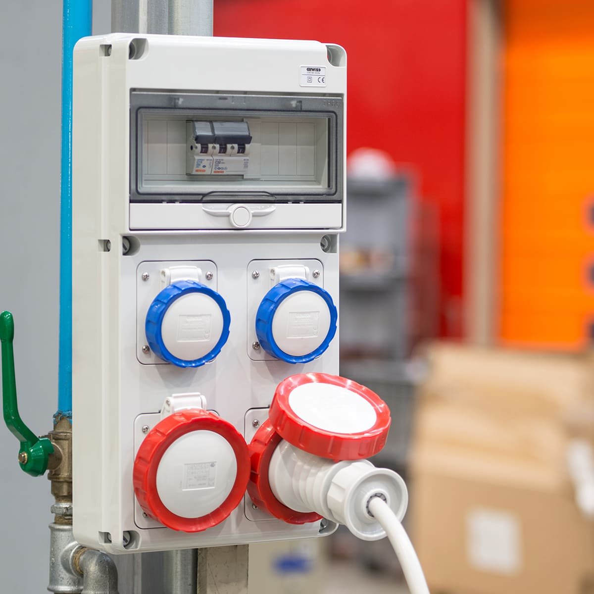 Caja de tomas industriales CEE con protección incorporada — Tecnolux Industrial
