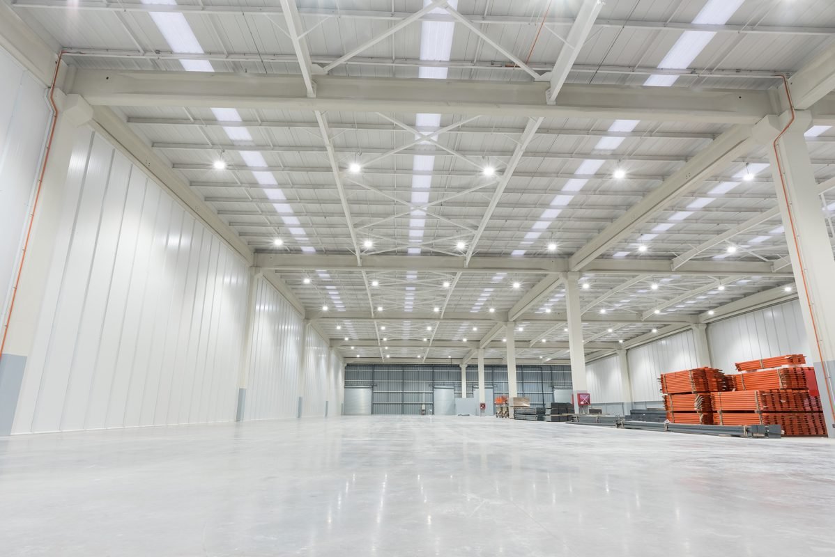 Nave industrial con luminarias LED de alta eficiencia — Tecnolux Industrial