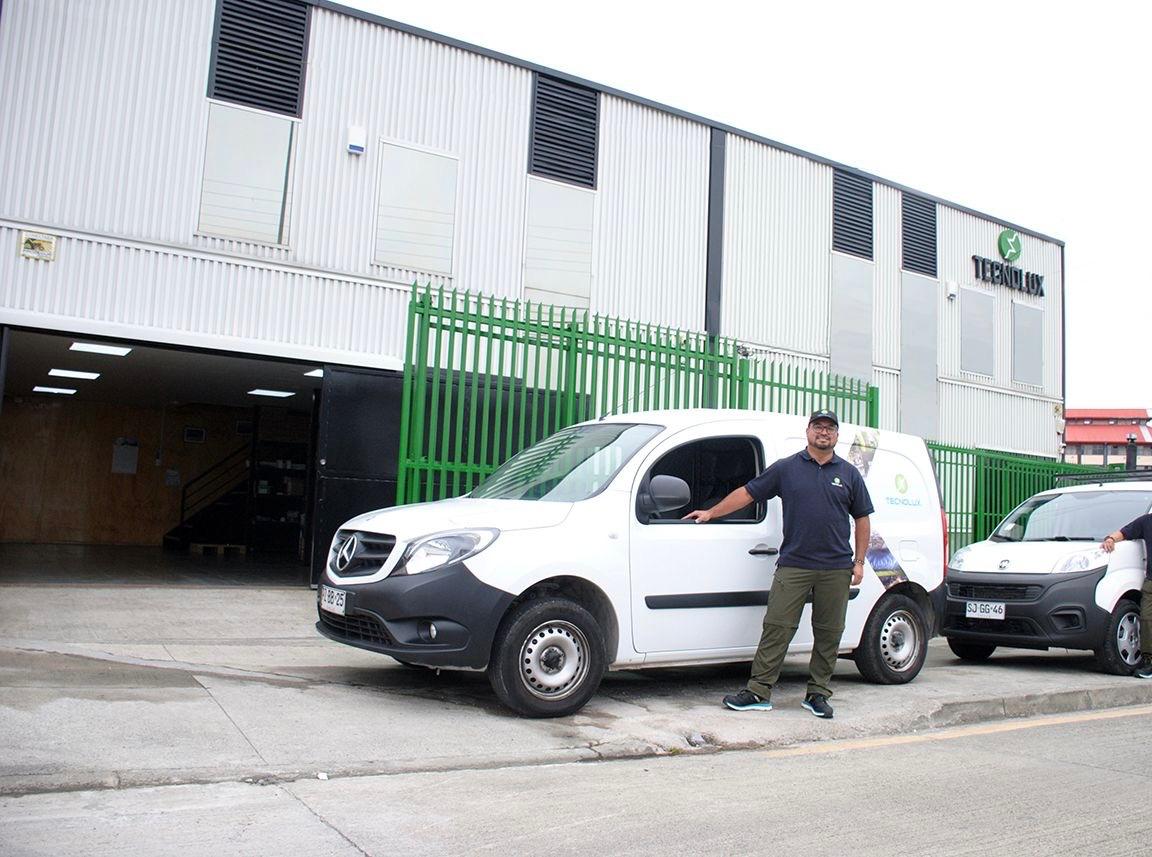 Furgones de despacho de Tecnolux Industrial en la casa matriz de Puerto Montt